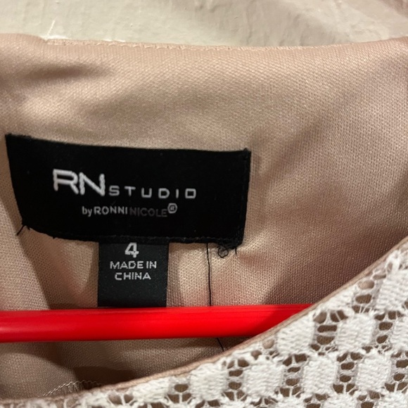 RN Studio (Ronnie Nicole) White Lace Sheath Dress - Size 4 - Picture 10 of 10